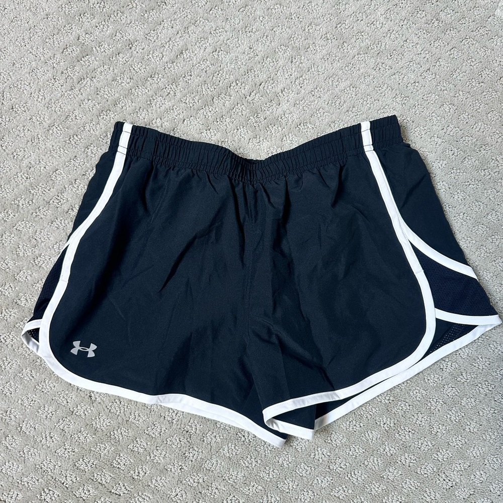 Sz S Under Armour black white shorts Semi Fitted Heat Gear liner